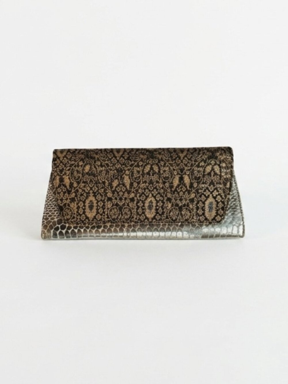 💛 Indian-style clutch bag by Tanvi Shah. Snakeskin-textured exterior 🩶